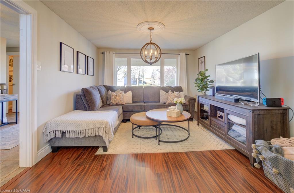 47 Manor Drive, Kitchener, ON - Indoor Photo Showing Living Room