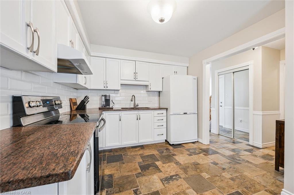 747 Fairway Court, Kitchener, ON - Indoor Photo Showing Kitchen