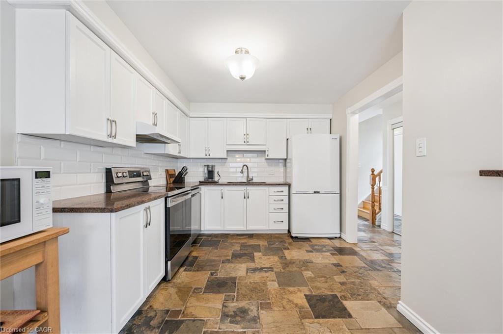 747 Fairway Court, Kitchener, ON - Indoor Photo Showing Kitchen