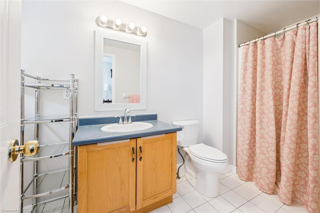 747 Fairway Court, Kitchener, ON - Indoor Photo Showing Bathroom