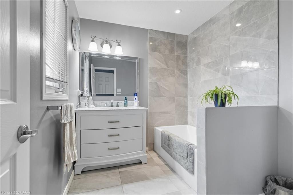 57 Tweedsdale Street, Kitchener, ON - Indoor Photo Showing Bathroom