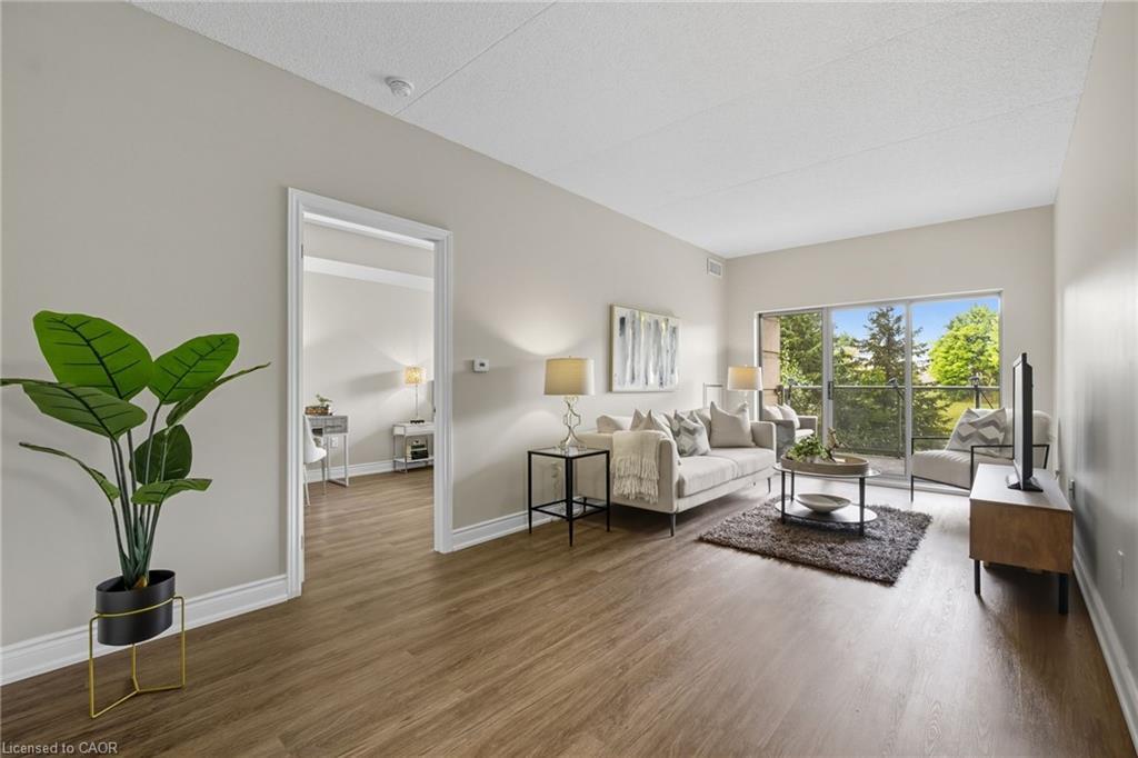 215-2075 Amherst Heights Drive, Burlington, ON - Indoor Photo Showing Living Room