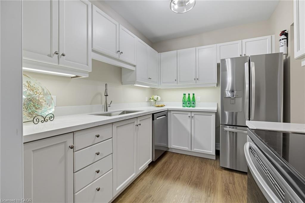 215-2075 Amherst Heights Drive, Burlington, ON - Indoor Photo Showing Kitchen