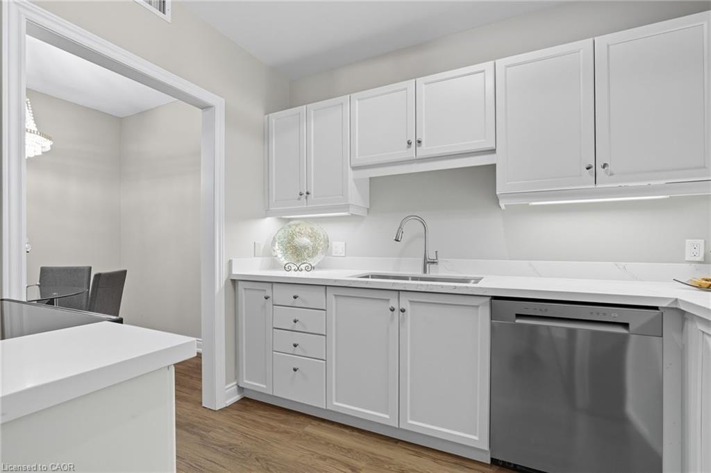 215-2075 Amherst Heights Drive, Burlington, ON - Indoor Photo Showing Kitchen