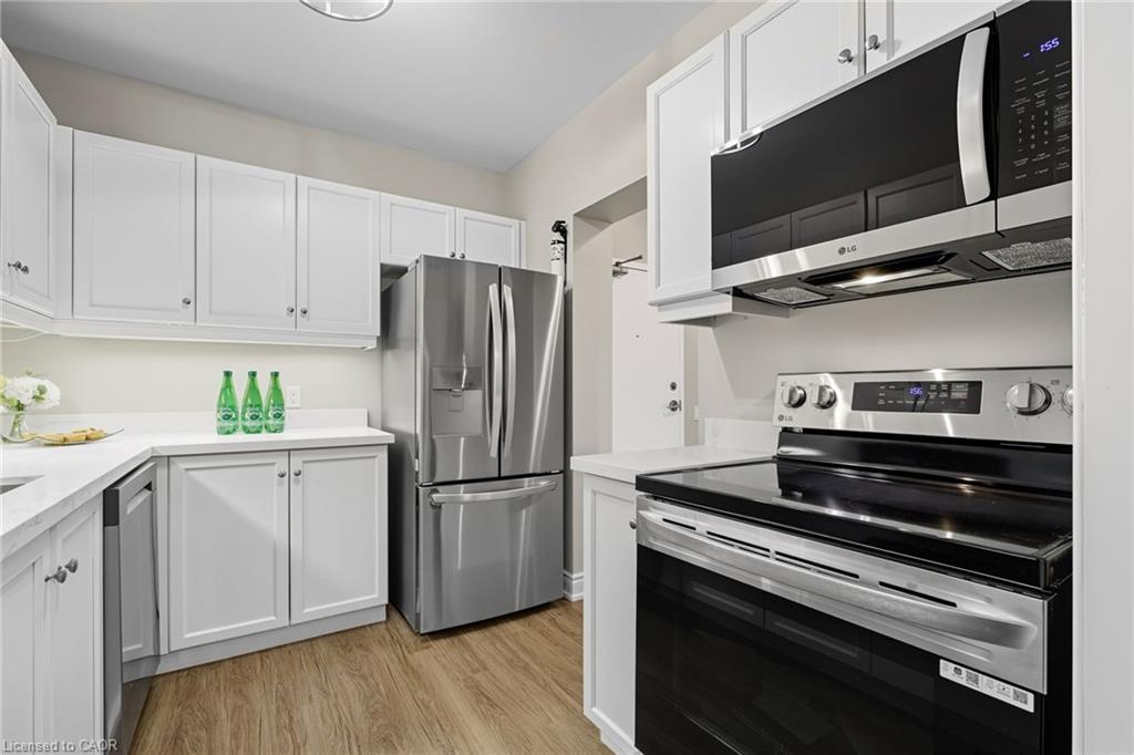 215-2075 Amherst Heights Drive, Burlington, ON - Indoor Photo Showing Kitchen