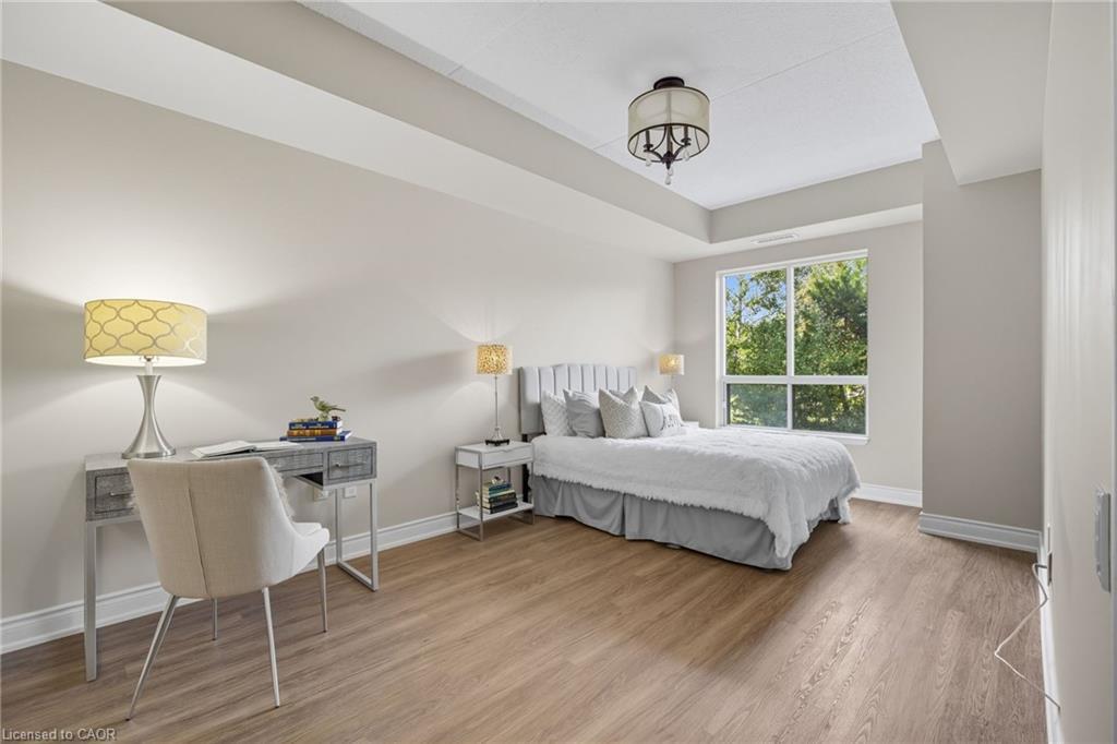 215-2075 Amherst Heights Drive, Burlington, ON - Indoor Photo Showing Bedroom