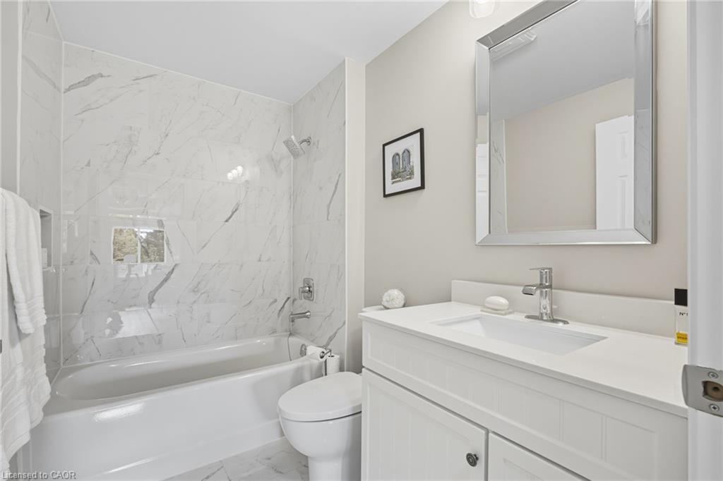 215-2075 Amherst Heights Drive, Burlington, ON - Indoor Photo Showing Bathroom