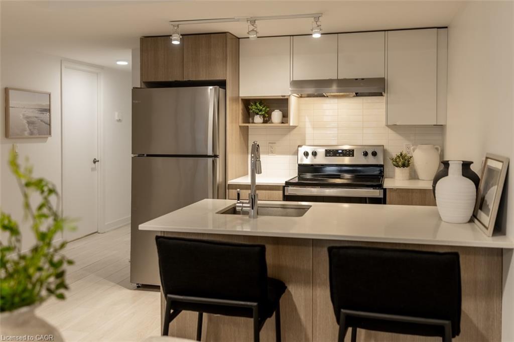 608-1129 Cooke Boulevard, Burlington, ON - Indoor Photo Showing Kitchen With Stainless Steel Kitchen With Double Sink With Upgraded Kitchen