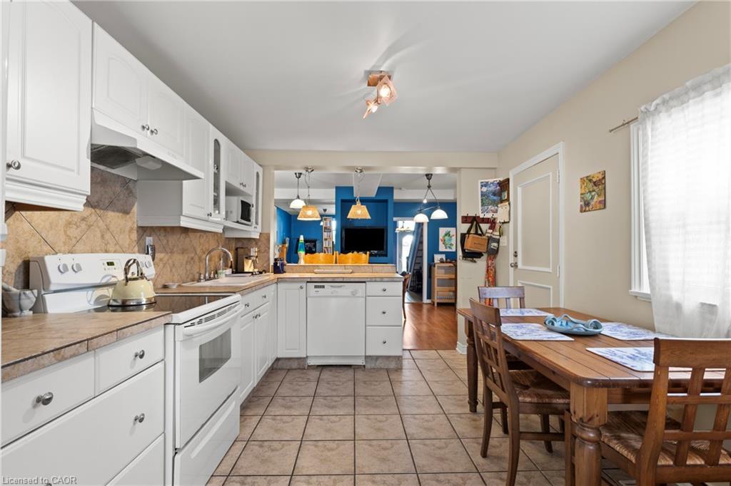 25 Chatham Street, Hamilton, ON - Indoor Photo Showing Kitchen