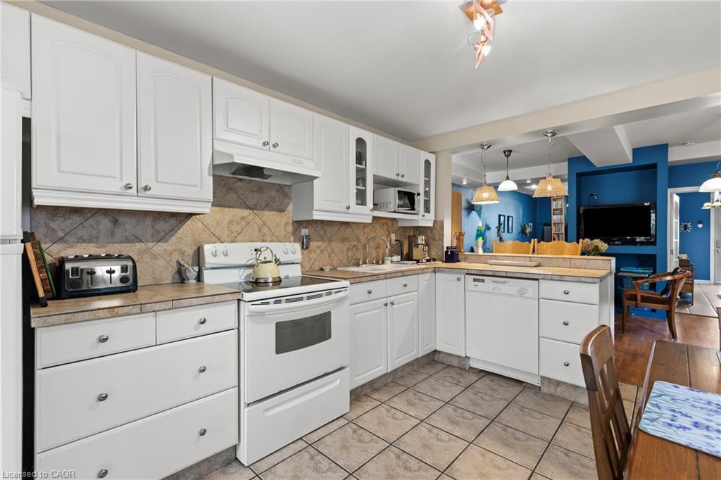 25 Chatham Street, Hamilton, ON - Indoor Photo Showing Kitchen