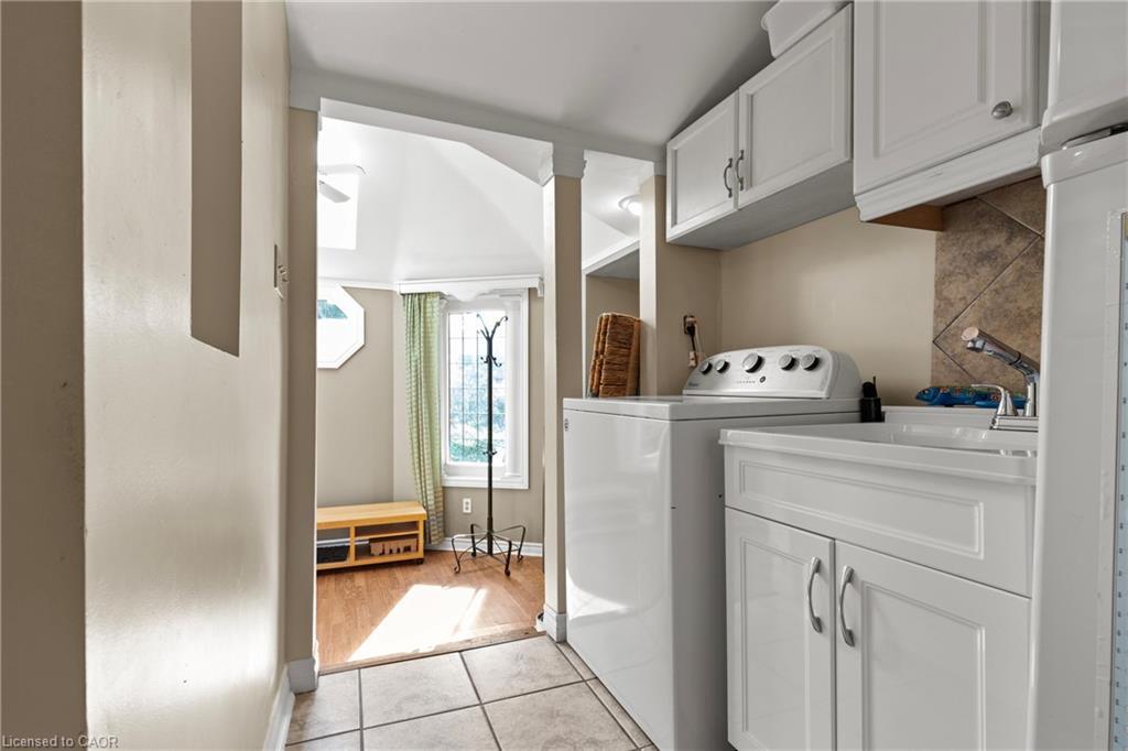 25 Chatham Street, Hamilton, ON - Indoor Photo Showing Laundry Room