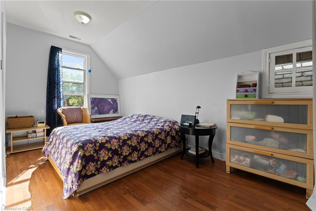 25 Chatham Street, Hamilton, ON - Indoor Photo Showing Bedroom
