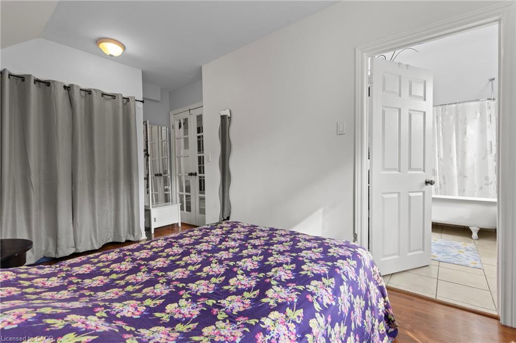 25 Chatham Street, Hamilton, ON - Indoor Photo Showing Bedroom