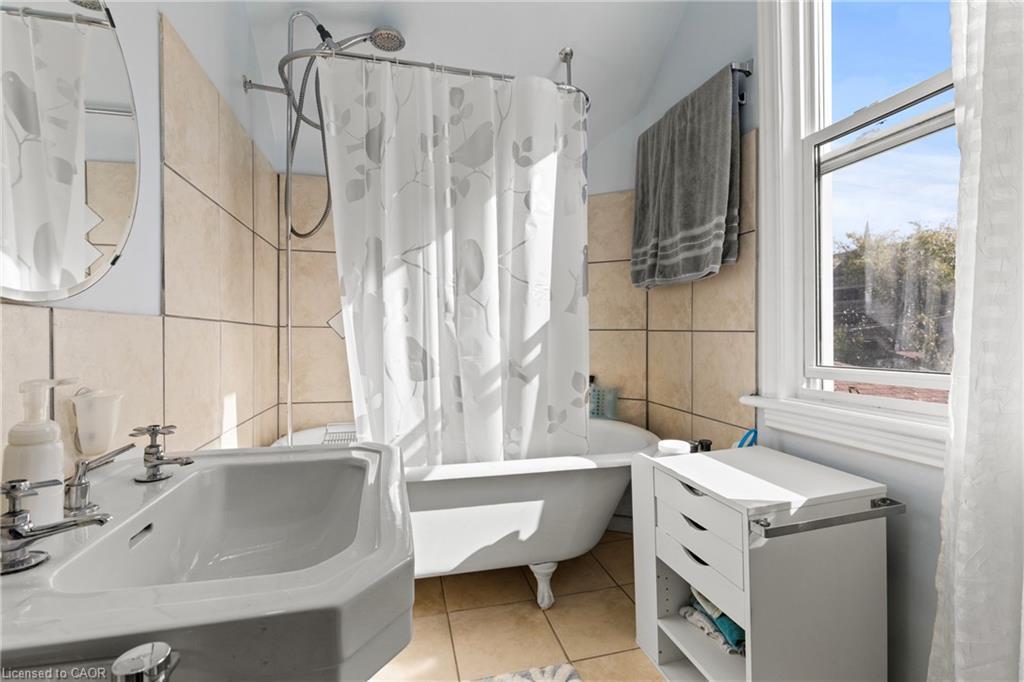 25 Chatham Street, Hamilton, ON - Indoor Photo Showing Bathroom