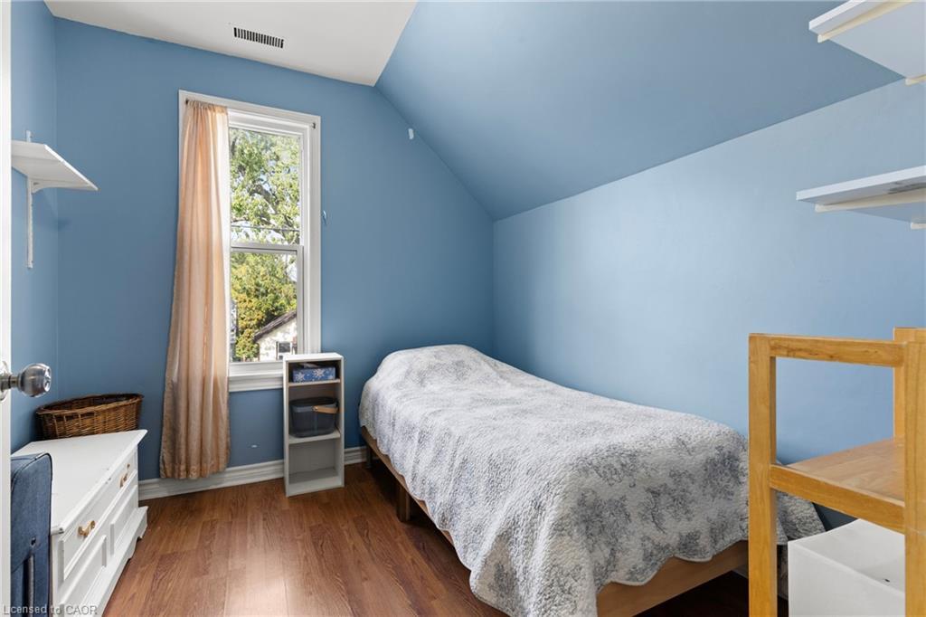 25 Chatham Street, Hamilton, ON - Indoor Photo Showing Bedroom