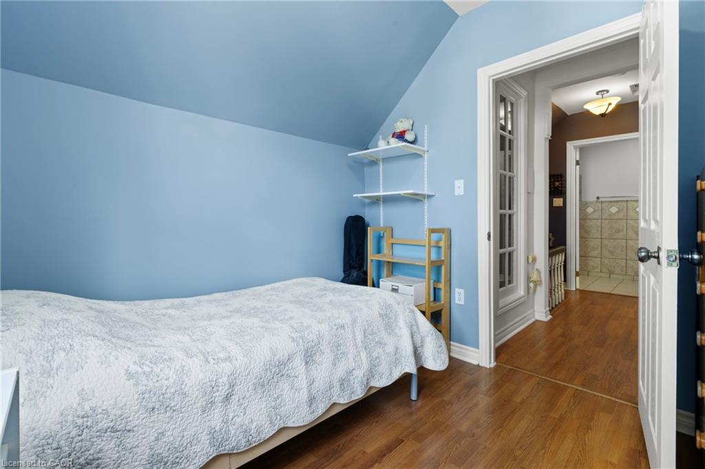 25 Chatham Street, Hamilton, ON - Indoor Photo Showing Bedroom