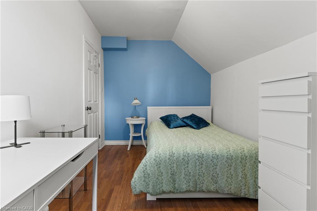 25 Chatham Street, Hamilton, ON - Indoor Photo Showing Bedroom