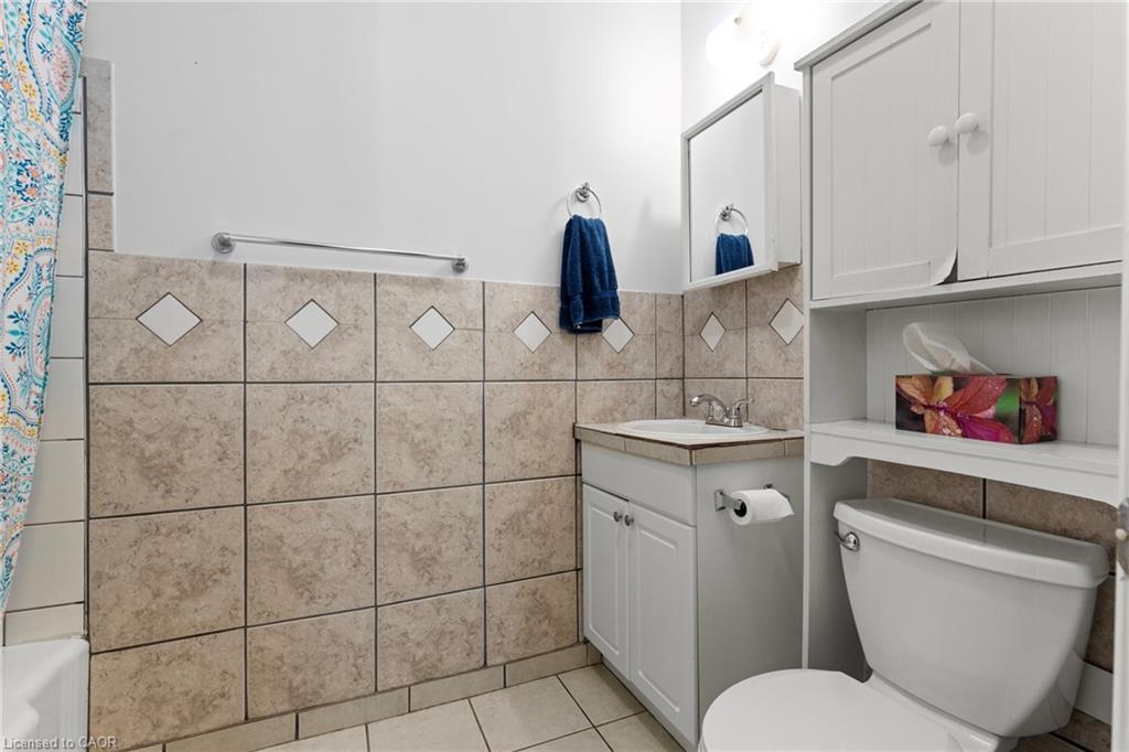 25 Chatham Street, Hamilton, ON - Indoor Photo Showing Bathroom