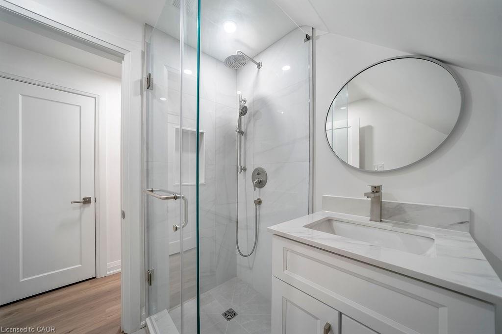 Unit 1-172 East 34Th Street, Hamilton, ON - Indoor Photo Showing Bathroom