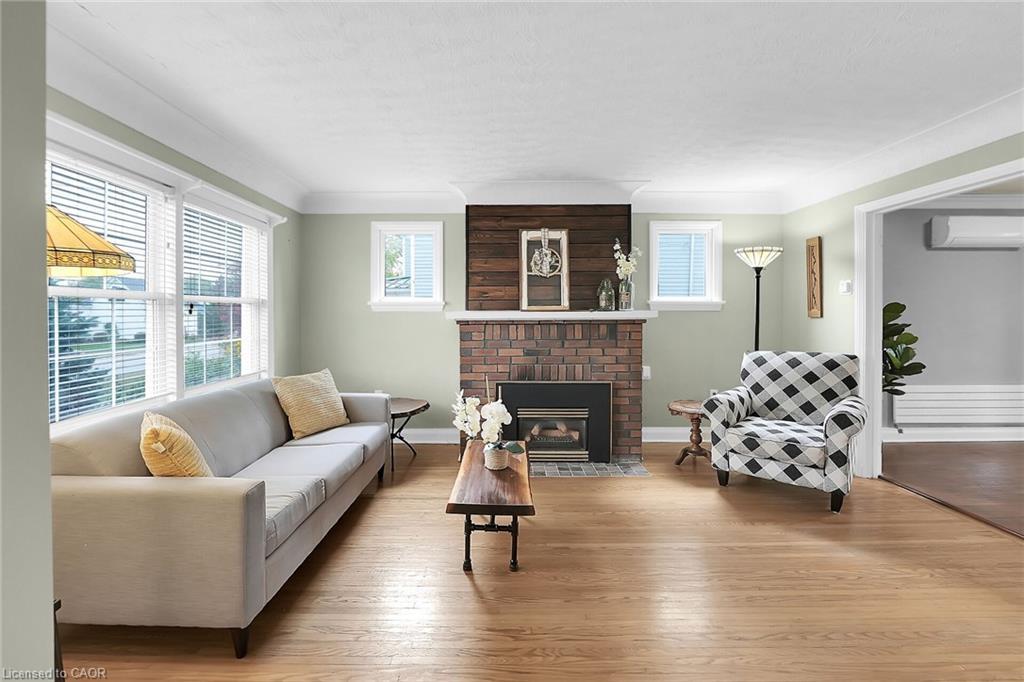 5124 Canborough Road, West Lincoln, ON - Indoor Photo Showing Living Room With Fireplace