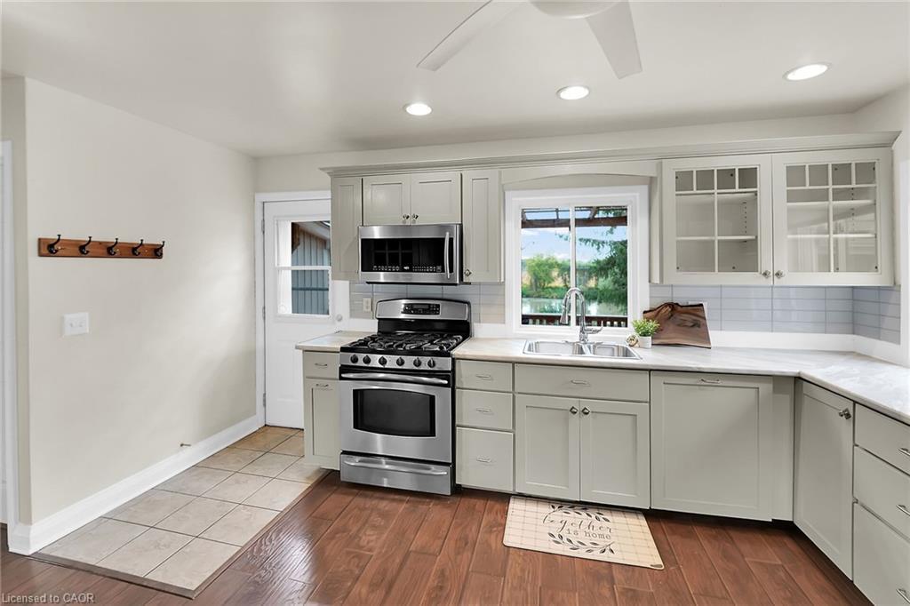 5124 Canborough Road, West Lincoln, ON - Indoor Photo Showing Kitchen With Double Sink