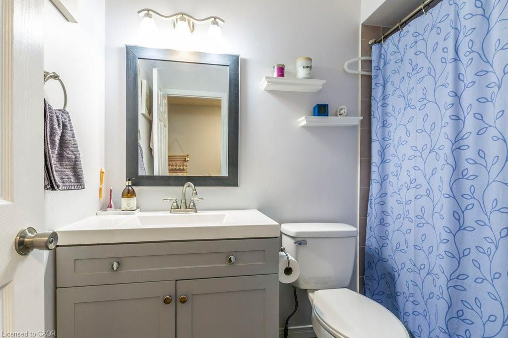 77-26 Moss Boulevard, Hamilton, ON - Indoor Photo Showing Bathroom