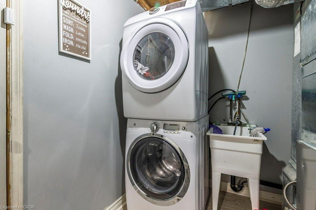 77-26 Moss Boulevard, Hamilton, ON - Indoor Photo Showing Laundry Room