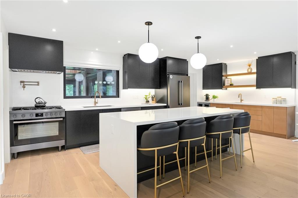 162 Stone Church Road E, Hamilton, ON - Indoor Photo Showing Kitchen With Upgraded Kitchen