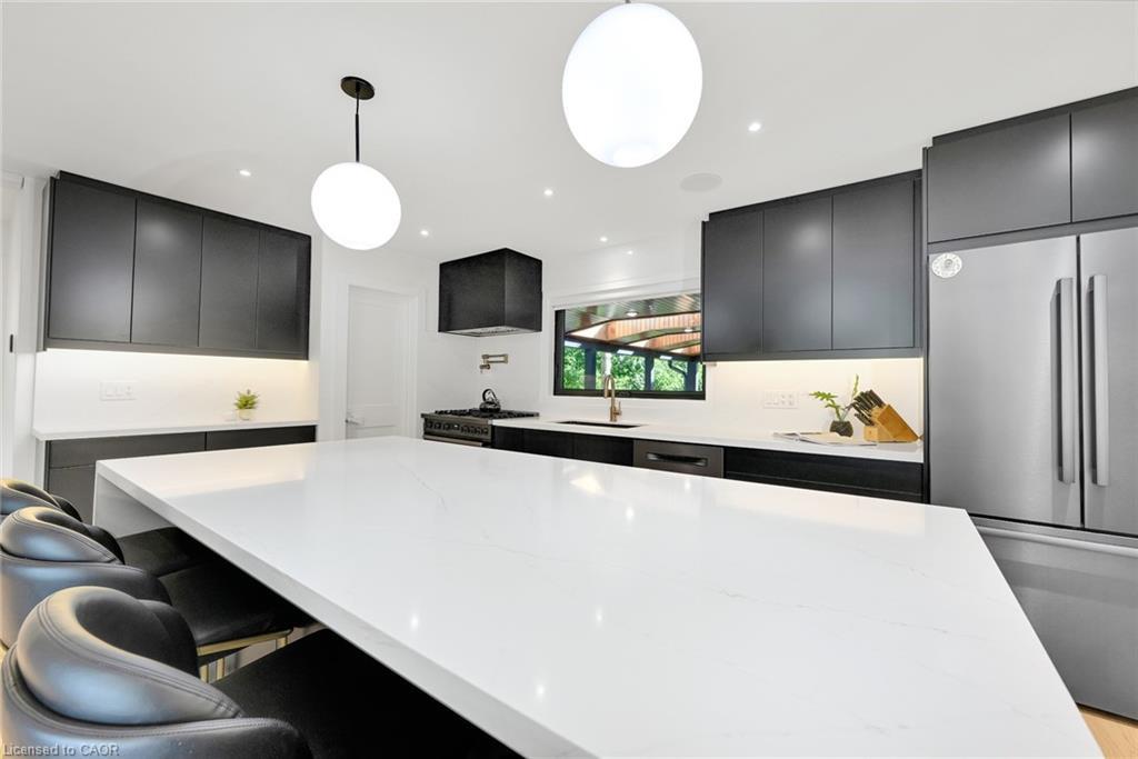 162 Stone Church Road E, Hamilton, ON - Indoor Photo Showing Kitchen