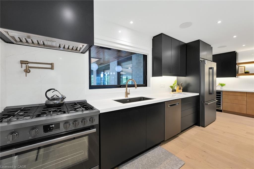 162 Stone Church Road E, Hamilton, ON - Indoor Photo Showing Kitchen With Upgraded Kitchen