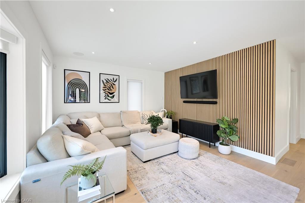 162 Stone Church Road E, Hamilton, ON - Indoor Photo Showing Living Room