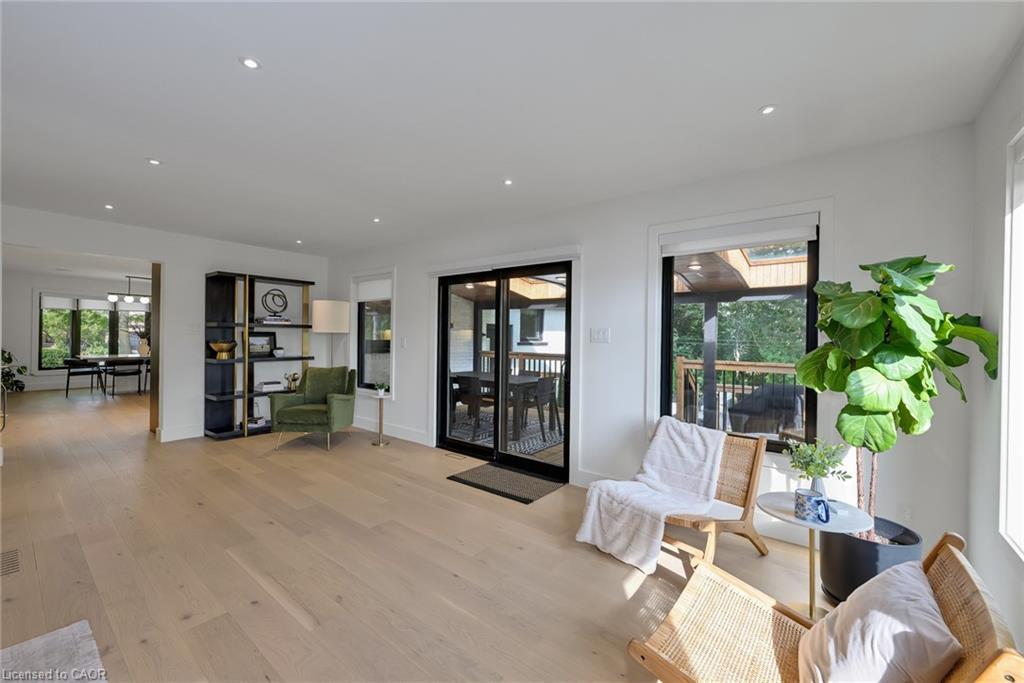 162 Stone Church Road E, Hamilton, ON - Indoor Photo Showing Living Room