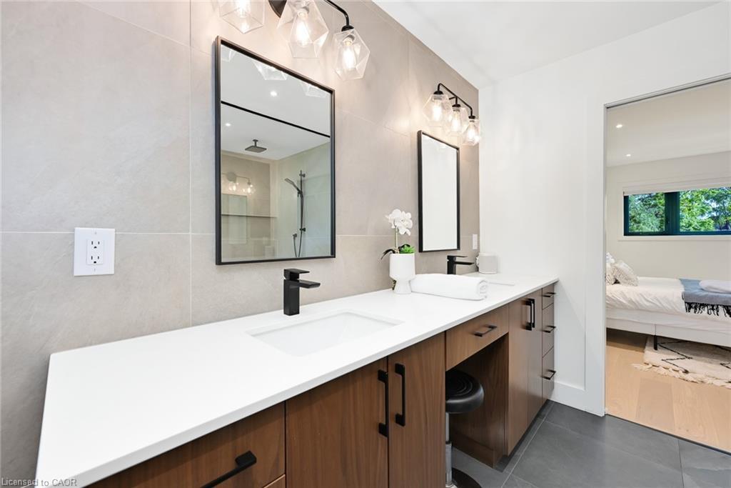 162 Stone Church Road E, Hamilton, ON - Indoor Photo Showing Bathroom