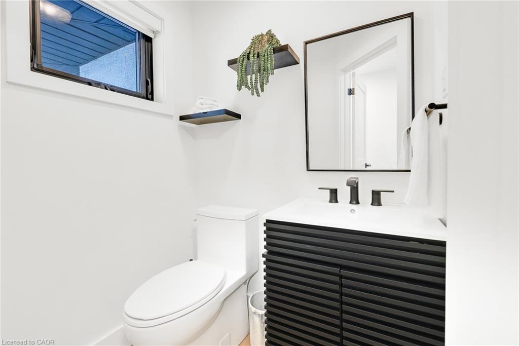 162 Stone Church Road E, Hamilton, ON - Indoor Photo Showing Bathroom