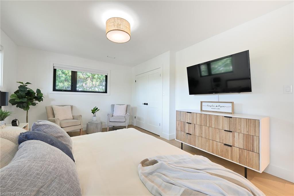 162 Stone Church Road E, Hamilton, ON - Indoor Photo Showing Bedroom
