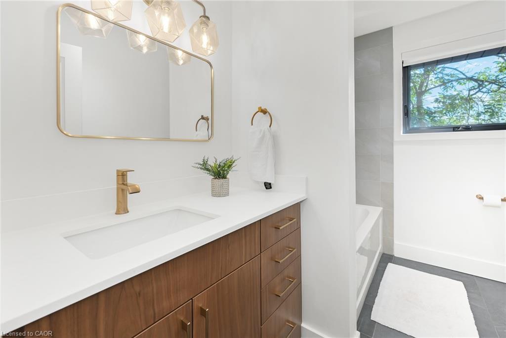 162 Stone Church Road E, Hamilton, ON - Indoor Photo Showing Bathroom