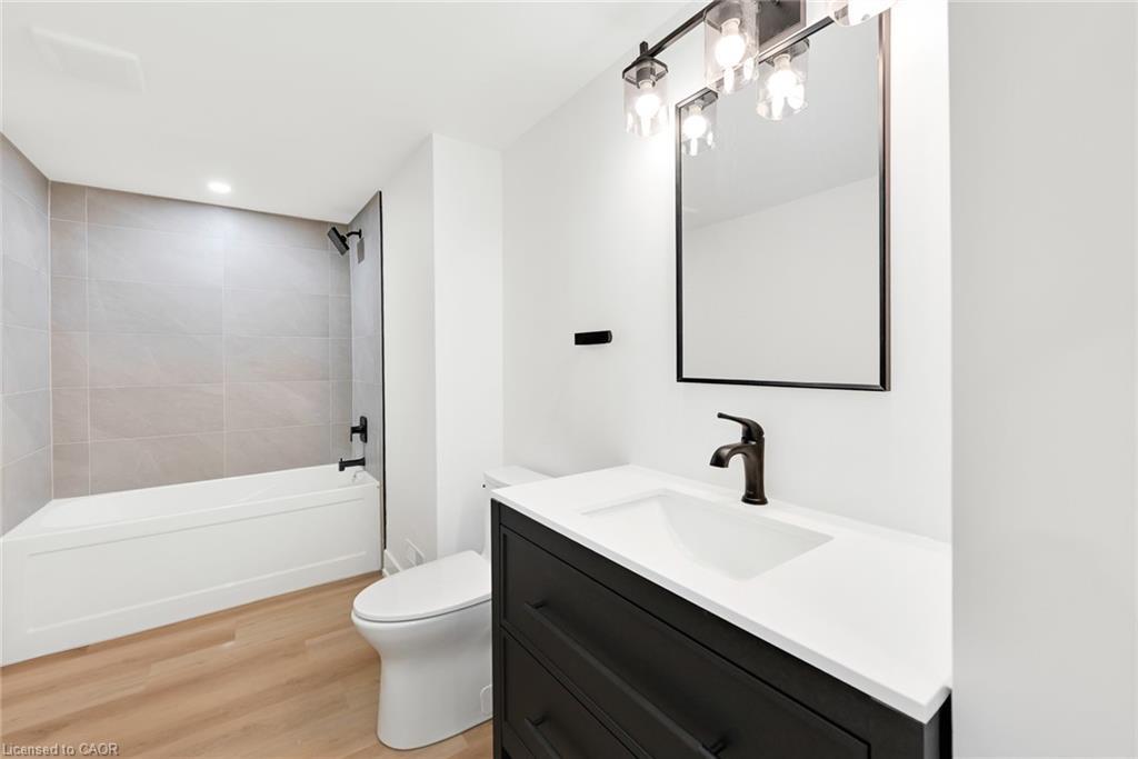 162 Stone Church Road E, Hamilton, ON - Indoor Photo Showing Bathroom
