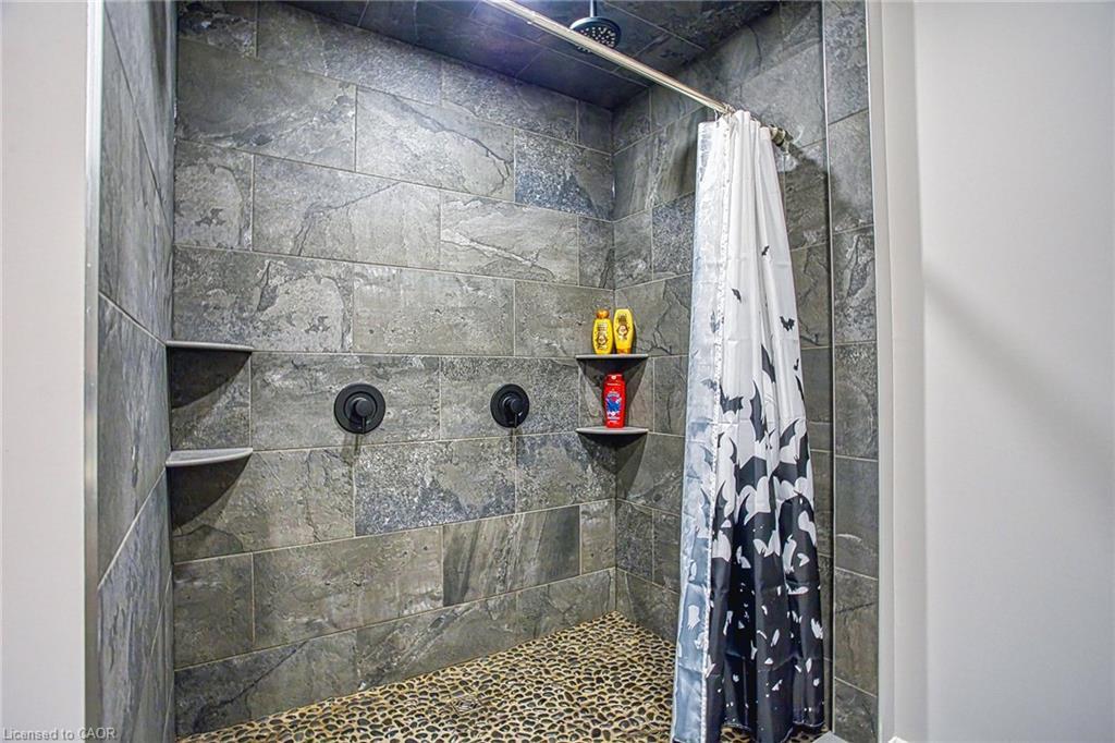 43 Sauer Avenue, Welland, ON - Indoor Photo Showing Bathroom