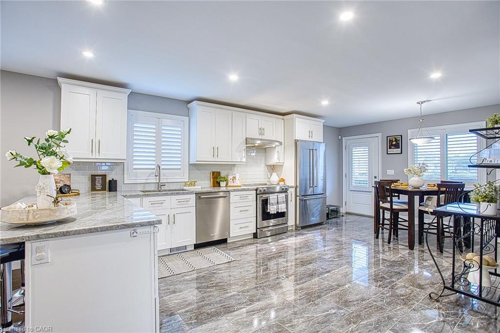 43 Sauer Avenue, Welland, ON - Indoor Photo Showing Kitchen With Upgraded Kitchen