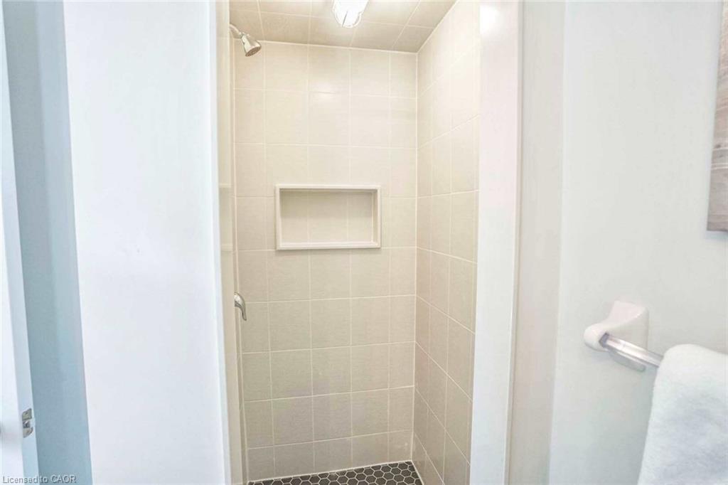 525 Red Elm Road, Shelburne, ON - Indoor Photo Showing Bathroom