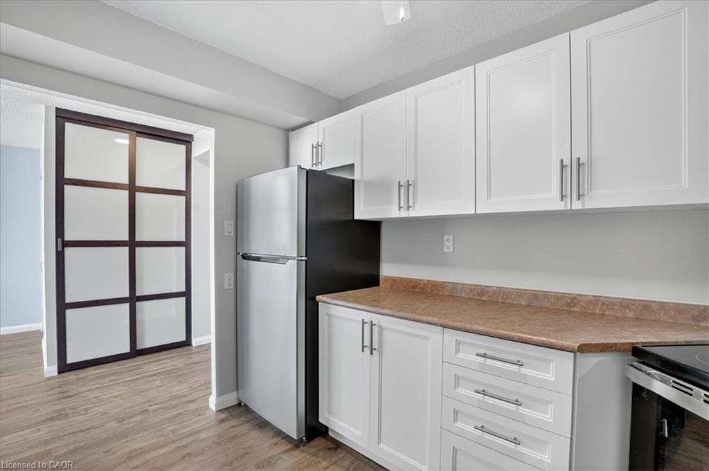 506-3227 King Street E, Kitchener, ON - Indoor Photo Showing Kitchen