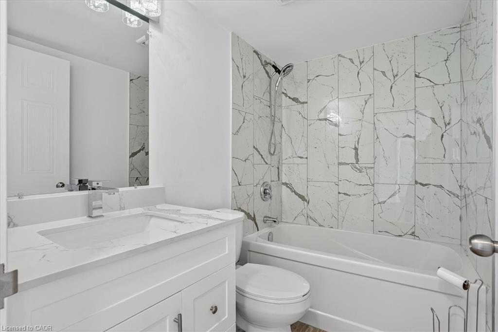 506-3227 King Street E, Kitchener, ON - Indoor Photo Showing Bathroom