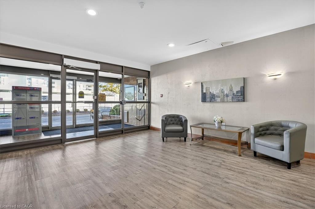 506-3227 King Street E, Kitchener, ON - Indoor