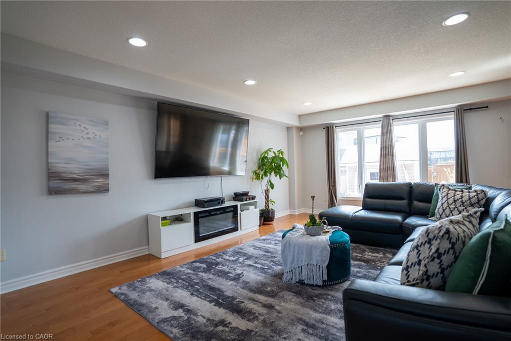 2427 Asima Drive, London, ON - Indoor Photo Showing Living Room