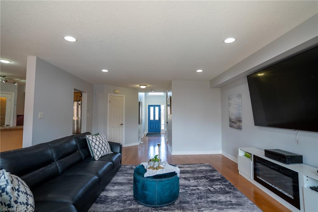 2427 Asima Drive, London, ON - Indoor Photo Showing Living Room