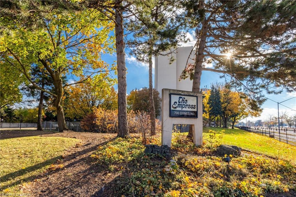 616-700 Dynes Road, Burlington, ON - Outdoor With View