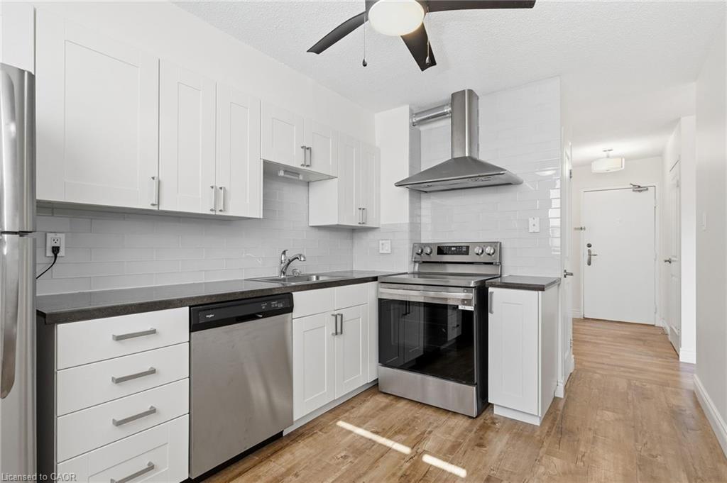 616-700 Dynes Road, Burlington, ON - Indoor Photo Showing Kitchen With Stainless Steel Kitchen