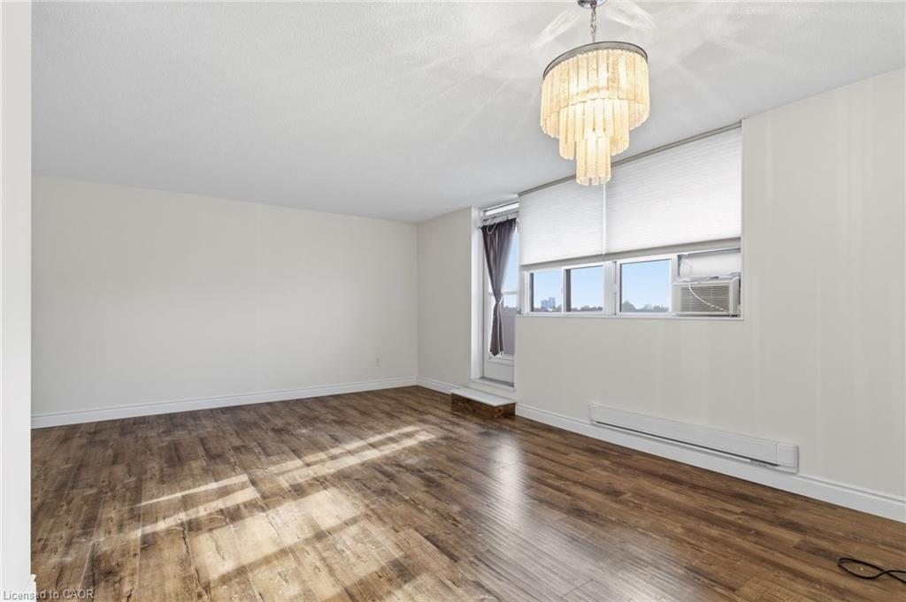 616-700 Dynes Road, Burlington, ON - Indoor Photo Showing Other Room