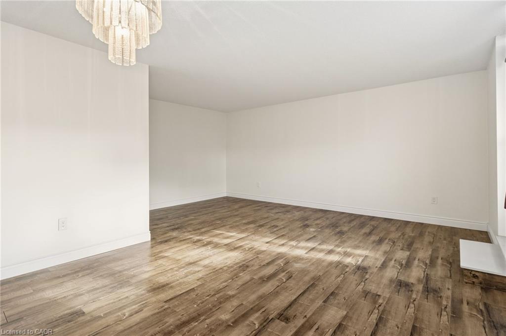 616-700 Dynes Road, Burlington, ON - Indoor Photo Showing Other Room