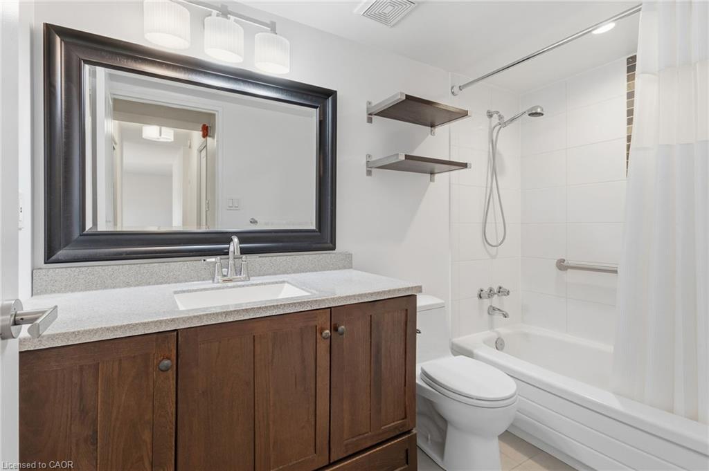 616-700 Dynes Road, Burlington, ON - Indoor Photo Showing Bathroom